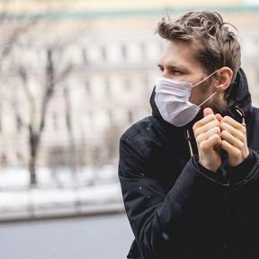 Junger Mann mit Atemschutzmaske