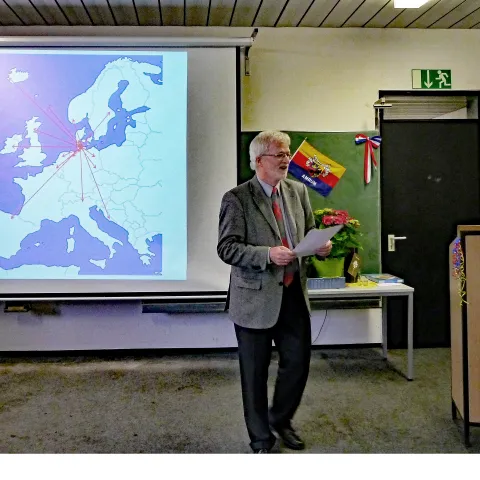 Dr. Alastair Walker bei seiner Verabschiedung an der Universität Kiel im September 2013. Auf der Leinwand im Hintergrund Beispiele für das Netzwerk der Kieler Frisistik, an dem er noch heute mitwirkt. 