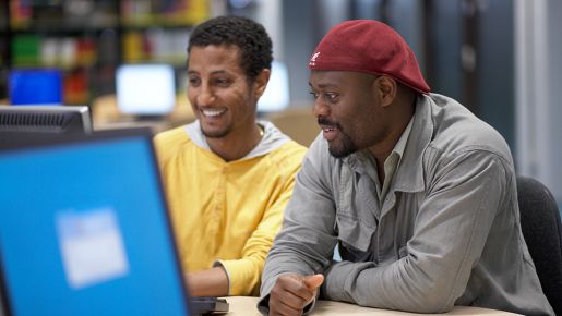 Zwei Studenten in der Bibliothek