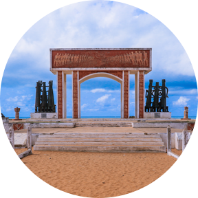 Blick auf das Tor "Kein Zurück" in Ouidah, Benin