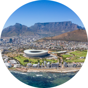 Luftaufnahme der Küste von Kapstadt, einschließlich des Tafelbergs, des Stadions, des Lions-Kopfes und der Uferpromenade.