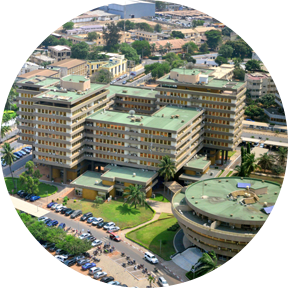 Blick auf Regierungsbüro in Lomé, Togo mit untertassenförmigem Anhang (CASEF) von oben.