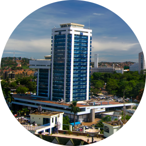 Aus der Vogelperspektive ist die Innenstadt von Kampala mit strahlend blauem Himmel zu sehen.