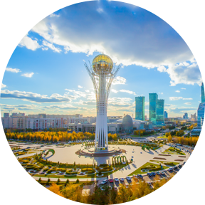 Blick auf Baiterek Denkmal in Nur-Sultan, Kasachstan mit Wolkenkratzer im Hintergrund.