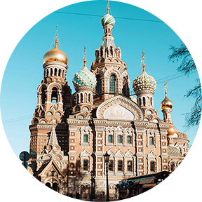 Die Auferstehungskirche in St. Petersburg mit den bunt-verzierten Zwiebelturm und Ornamenten um die Fenster.