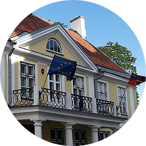 Auf dem Balkon der Botschaft in Tallinn schwingt die Europa-Flagge.