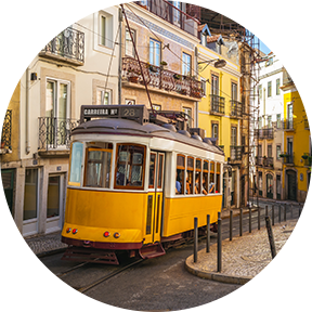Eine Straßenbahn in Lissabon 