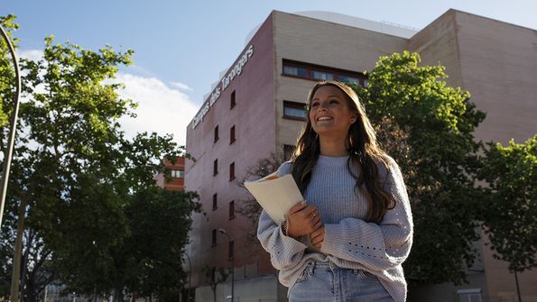 A woman walks through the campus. - Im Ausland studieren, forschen & lehren