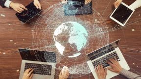 Hände tippen auf Laptop - Registrierung Pressespiegel Internationale Hochschulwelt