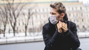 Junger Mann mit Atemschutzmaske - Coronavirus