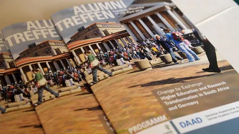 Zwei Infobroschüren des DAAD über das Alumni Treffen