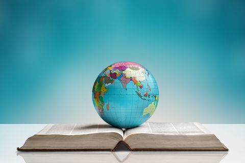 Buch mit Globus - KIWi Kompass Keine roten Linien