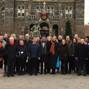 Alle Leiter der Zentren für Deutschland- und Europastudien (ZDES) und das DAAD-Team beim Jubiläum der ZDES vor dem Hauptgebäude der Georgetown University